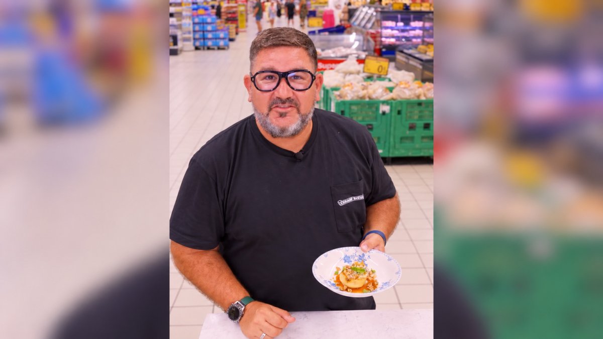 Dani García sostiene un plato de peras caramelizadas.