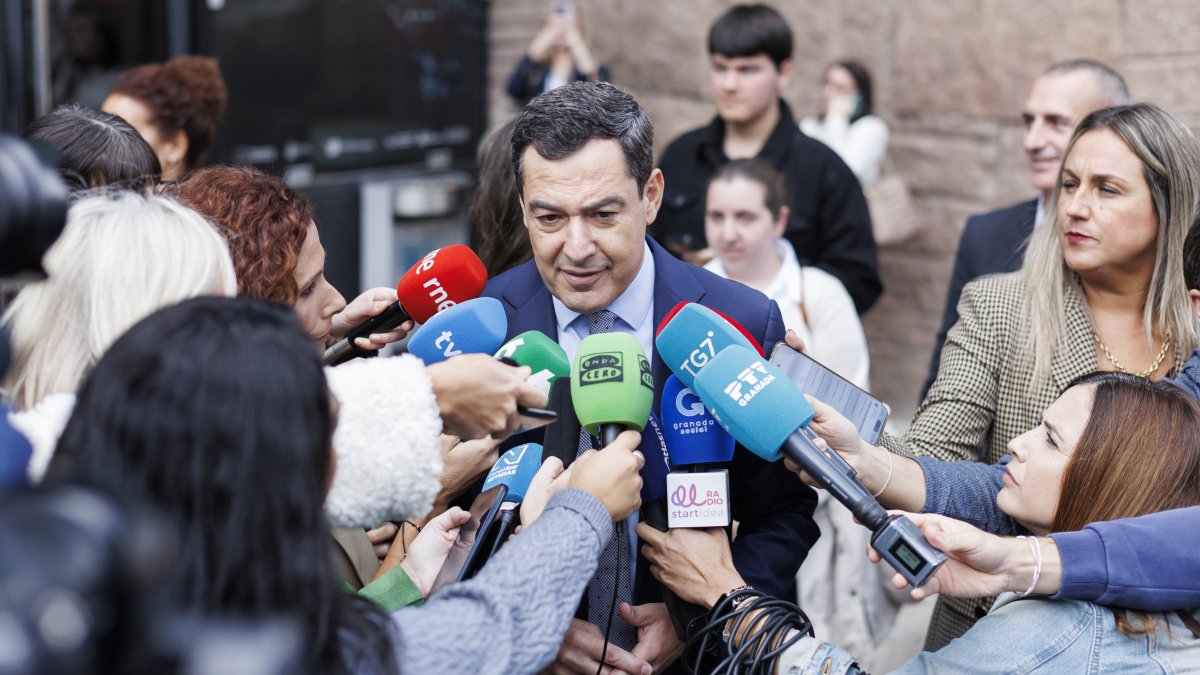 El presidente de la Junta de Andalucía, Juanma Moreno, atiende a los medios en Granada.