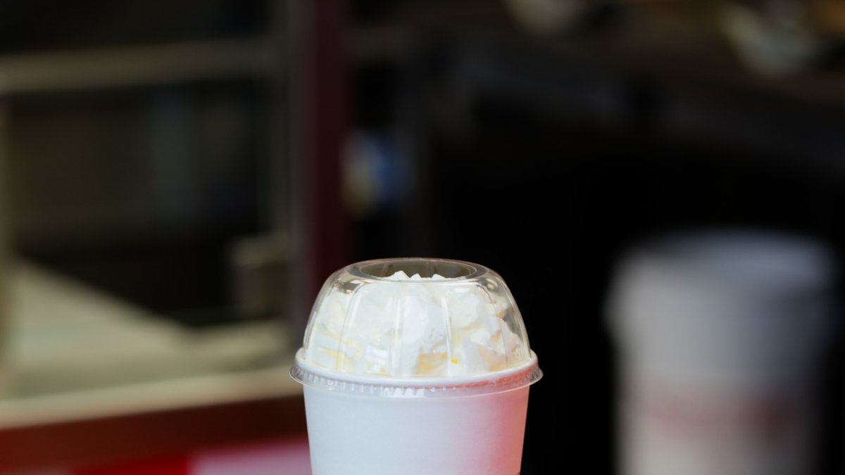 Sugerente batido con un acertado extra de nata que invita a nuestros lectores a darse un capricho.