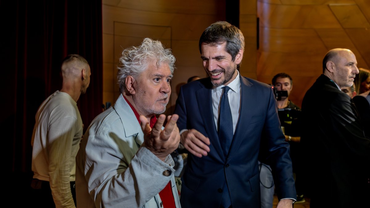 El director Pedro Almodóvar y el ministro de Cultura, Ernest Urtasun