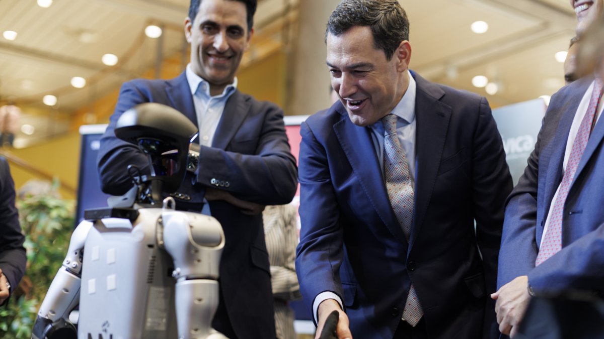 El presidente de la Junta de Andalucía, Juanma Moreno, visita el 4º Congreso de Inteligencia Artificial de Andalucía celebrado en Granada.