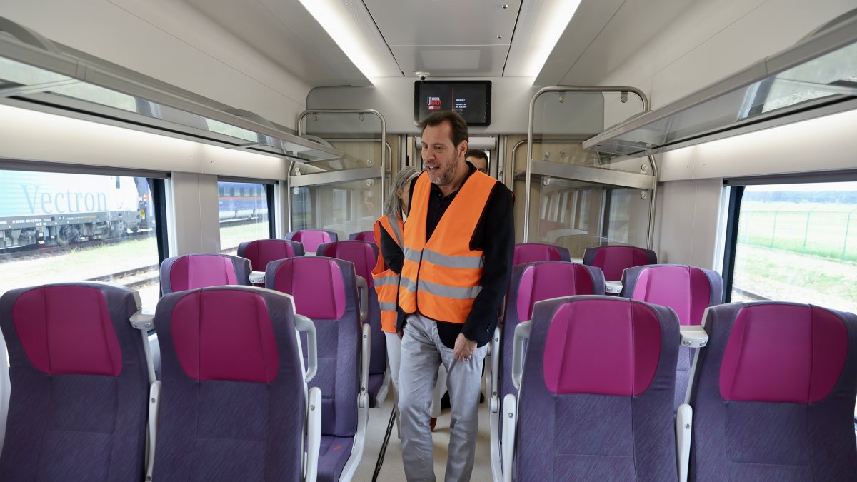 El ministro de Transportes y Movilidad Sostenible, Óscar Puente, este verano con los nuevos trenes de Renfe.