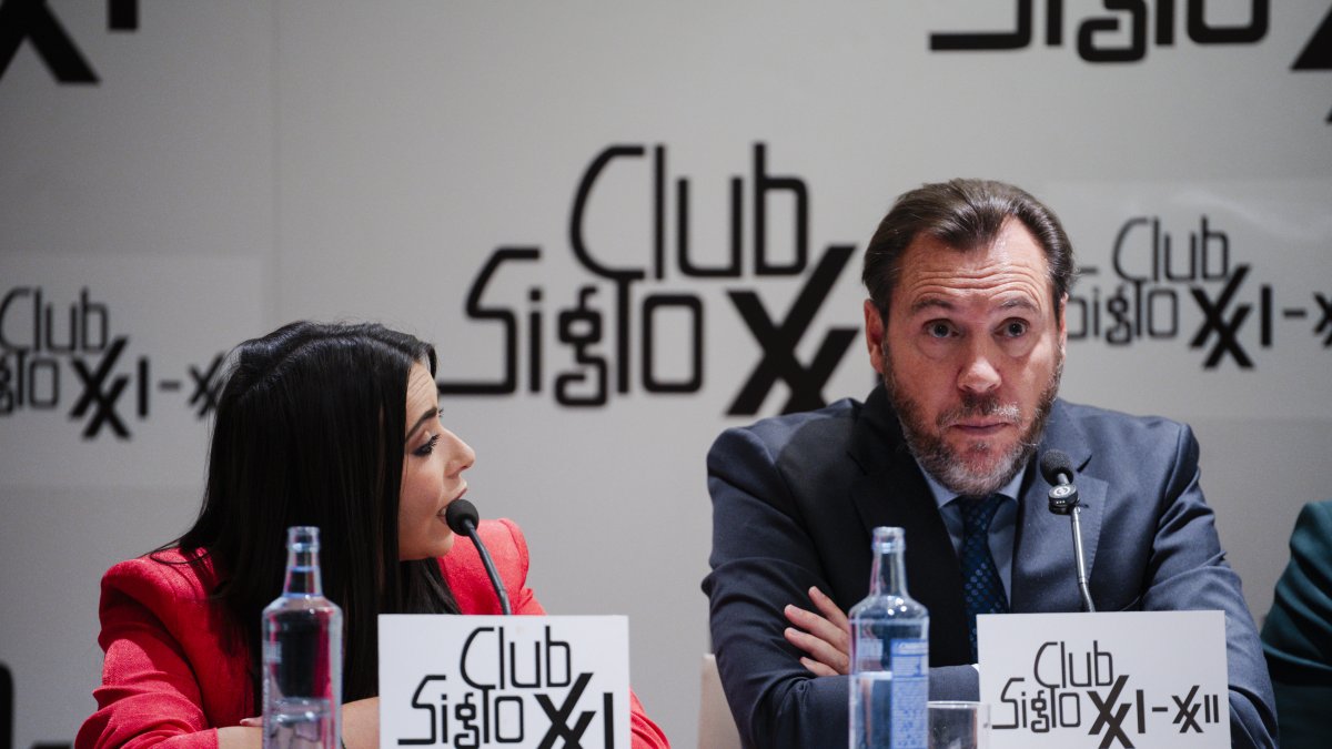 Sarah Santaolalla y el ministro de Transportes, Óscar Puente