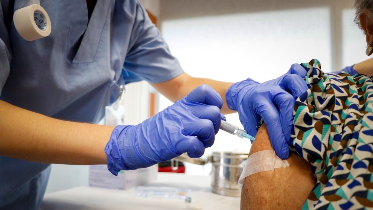 Sanidad inicia el 14 de octubre la vacunación frente a la gripe y la Covid-19 con prioridad para los grupos de riesgo 