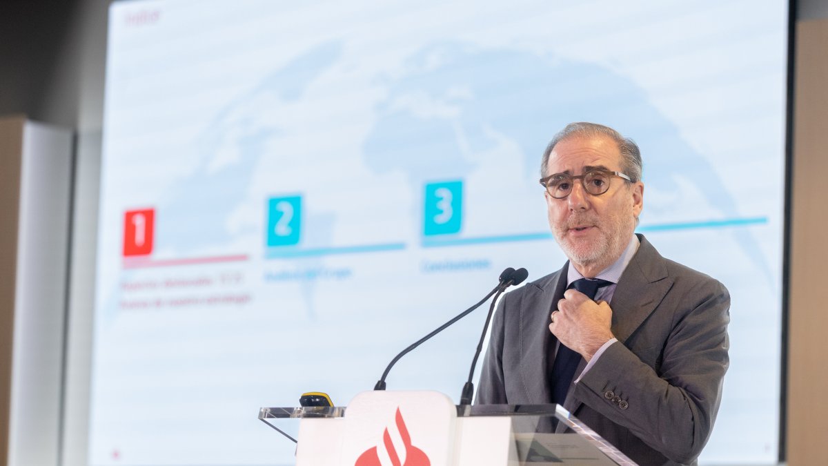 El consejero delegado, Héctor Grisi, durante una rueda de prensa, en la Ciudad del Grupo Santander, a 30 de julio de 2025, en Boadilla del Monte, Madrid (España).
Eduardo Parra / Europa Press
30/7/2025