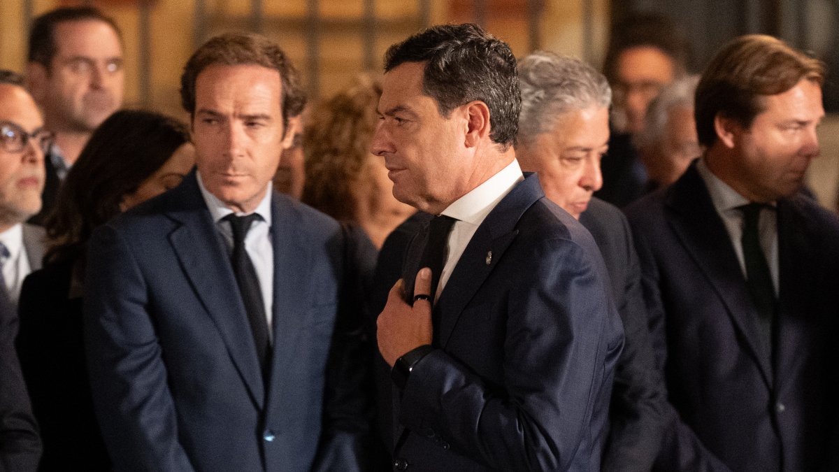 El presidente de la Junta de Andalucía, Juanma Moreno, ha presidido el minuto de silencio tras el accidente ferroviario ocurrido en Urda (Toledo).