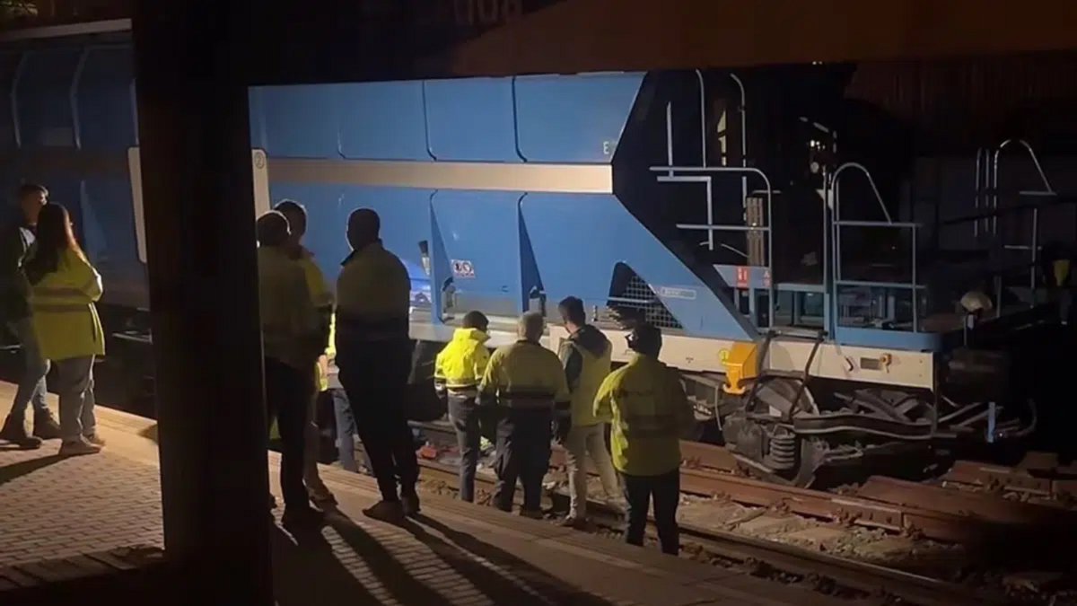 Descarrilamiento en el cercanías de Sevilla junto a la estación de La Negrilla.