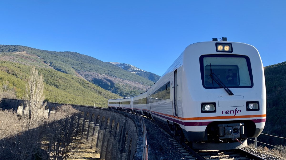 Tren que une Zaragoza, Huesca y Canfranc. 
REMITIDA / HANDOUT por RENFE
09/10/2026