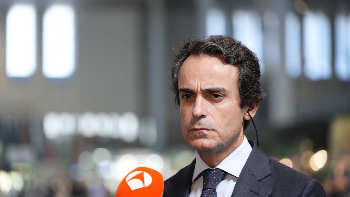 El consejero andaluz de Fomento y Movilidad, Mario Muñoz-Atanet Sánchez, en la estación de Santa Justa de Sevilla tras el accidente ferroviario de Urda (Toledo).
Joaquín Corchero / Europa Press
29/10/2026