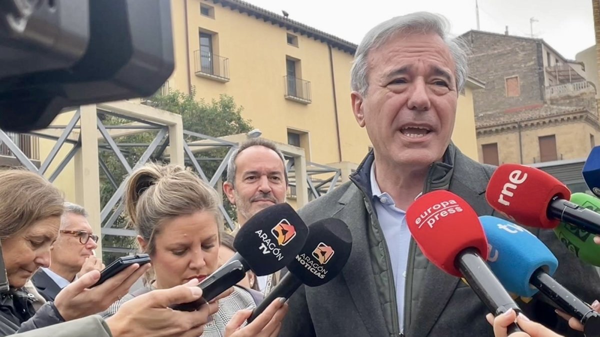 (Foto de ARCHIVO)
El presidente del PP-Aragón, Jorge Azcón, atiende a los medios de comunicación 27/10/2026