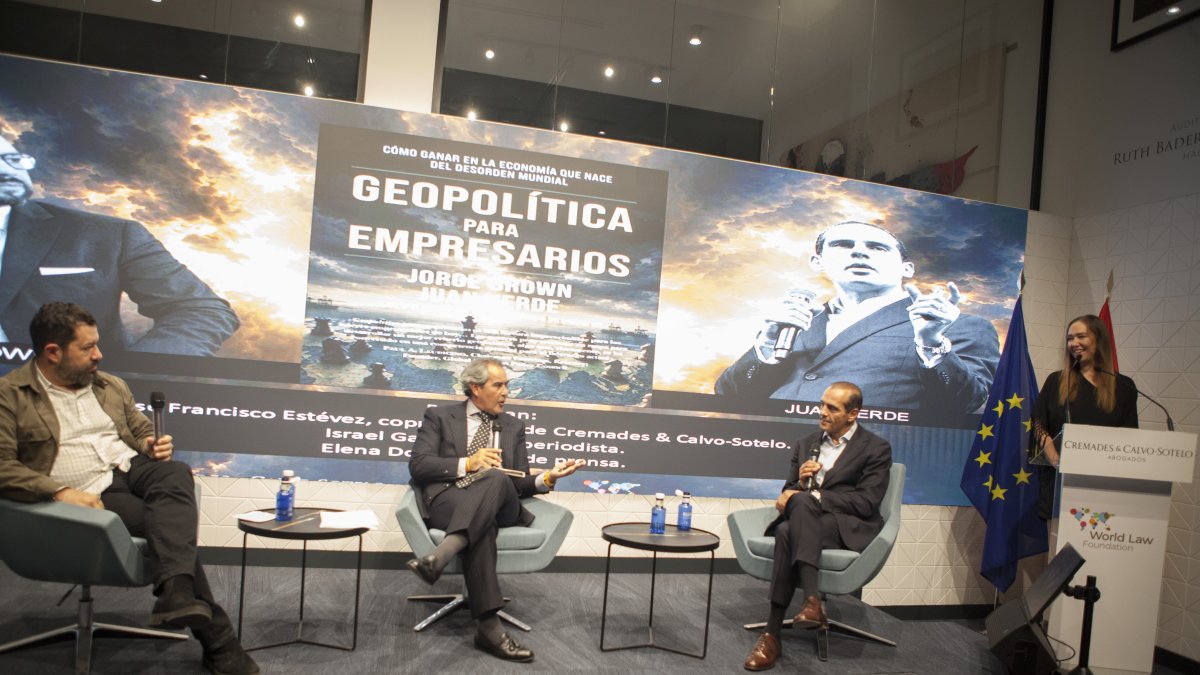 Un servidor de ustedes flanqueado por Jorge Brown a mi izquierda y Juan Verde a la derecha.
FOTOS- Ángela Barcojo
