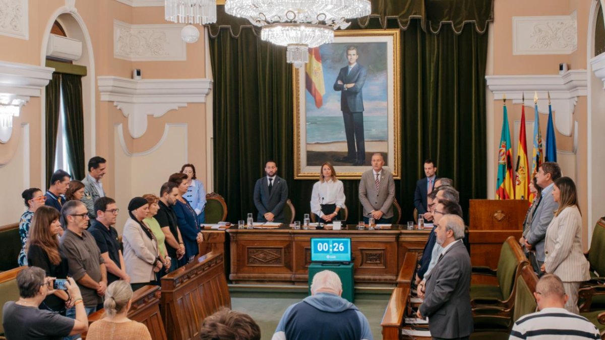 El Pleno del Ayuntamiento de Castellón guarda un minuto de silencio por las víctimas del accidente del AVE y las de la dana