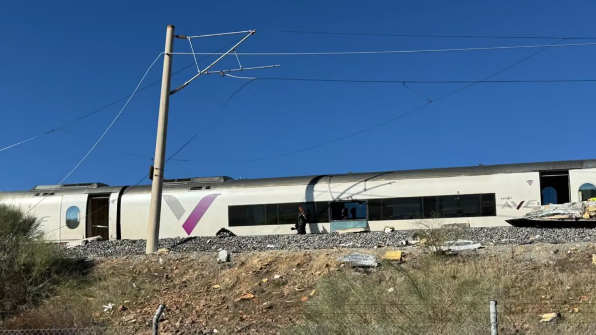 Primer plano de uno de los trenes accidentados en Urda.
