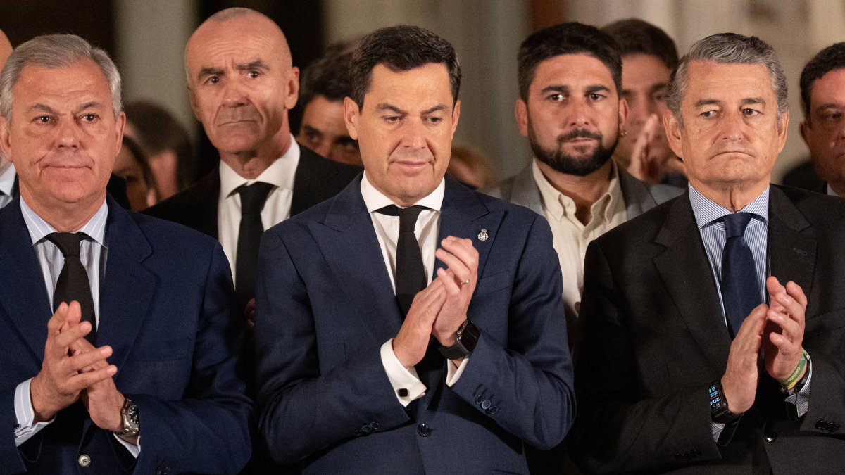 El presidente de la Junta de Andalucía, Juanma Moreno, en el minuto de silencio tras el accidente ferroviario ocurrido en Urda (Toledo).