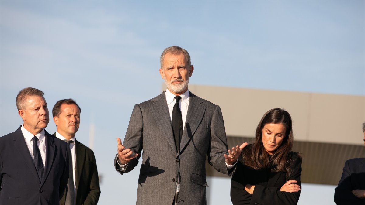 Los Reyes y Emiliano García-Page, en su visita a los heridos del accidente ferroviario de Urda