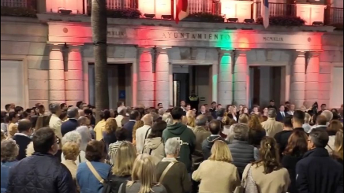Mucha tensión durante el minuto de silencio a las puertas del Ayuntamiento de Huelva por los fallecidos en el siniestro de Urda.