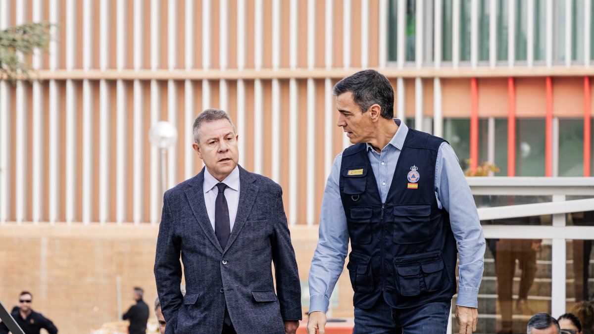 El presidente del Gobierno, Pedro Sánchez (d), y el presidente de Castilla-La Mancha, Emiliano García-Page