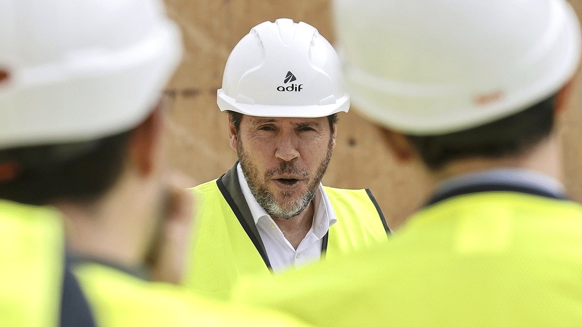 Óscar Puente con un casco de Adif
