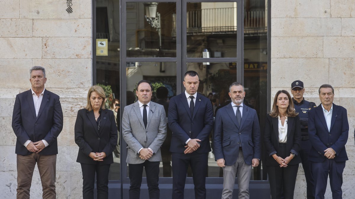 El president de la Generalitat, Juanfran Pérez Llorca, preside un minuto de silencio (Archivo)