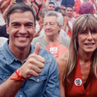 Pedro Sánchez junto a su mujer Begoña Gómez en un acto del PSOE