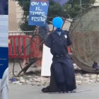El programa de las fiestas de Granollers que incluye el taller sobre cóctel molotov y el muñeco de práctica de tiro vestido con uniforme policial.
