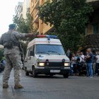 Soldados libaneses abren paso para una ambulancia tras la explosión de los buscas el pasado martes.