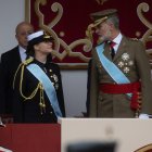 El Rey Felipe VI y la princesa Leonor durante el desfile militar por el 12-O