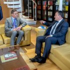El presidente del Gobierno, Pedro Sánchez, se reúne con el portavoz del PNV en el Congreso, Aitor Esteban.