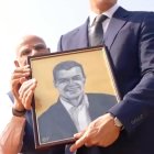 Pedro Sánchez con su retrato en la India