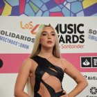 La cantante Lola Índigo durante el photocall de Los40 Music Awards.