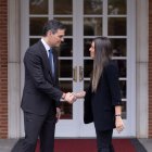 (Foto de ARCHIVO)
El presidente del Gobierno, Pedro Sánchez, recibe a la portavoz de Junts en el Congreso, Miriam Nogueras, en el Palacio de la Moncloa, a 13 de marzo de 2025, en Madrid (España). El presidente del Gobierno recibe a los portavoces de los partidos con representación en el Congreso --todos excepto VOX-- para informarles sobre las novedades de la guerra de Ucrania y el aumento del gasto en seguridad y defensa.

Eduardo Parra / Europa Press
13 MARZO 2025;POLÍTICA;REUNIÓN;PRESIDENTE;PORTAVOCES;PARTIDOS;GUERRA
13/3/2025
