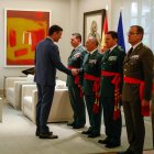 El presidente del Gobierno, Pedro Sánchez, junto a varios mandos de la Guardia Civil