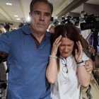 Leire Díez escoltada por Pérez Dolset tras la llegada de Aldama a la rueda de prensa