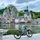 Dinant, con su icónica colegiata y la silueta de la ciudadela, invita a descubrir Valonia en bici.