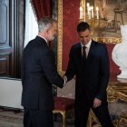 El Rey Felipe VI saluda a Pedro Sánchez