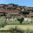 El Hotel La Caminera Club de Campo, visto desde su campo de golf.