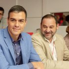 El presidente del Gobierno en funciones, Pedro Sánchez, y el por entonces ministro de Fomento, José Luis Ábalos, en una reunión del PSOE en 2019.
