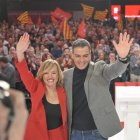 La secretaria general del PSOE de Aragón, ministra de Educación y portavoz del Gobierno, Pilar Alegría, con el líder del PSOE y presidente del Gobierno, Pedro Sánchez.