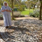 Una de las exclarisas en el jardín de Belorado.