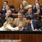 El presidente de la Junta de Andalucía, Juanma Moreno, felicita a la consejera de Economía, Hacienda, Fondos Europeos y Diálogo Social, Carolina España, tras aprobarse los Presupuestos.