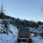 Vehículo de la Guardia Civil durante el operativo de auxilio en una zona nevada de la Sierra de Vícar (Almería).