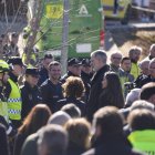 Los Reyes Felipe VI y Letizia con los servicios de emergencias en Adamuz.