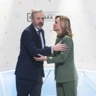 Jorge Azcón y Pilar Alegría se saludan antes del debate autonómico ‘cara a cara’ en los estudios de Aragón TV.