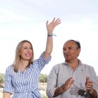 La presidenta en funciones de Extremadura,María Guardiola y el actual senador Laureano León