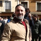 El presidente de VOX, Santiago Abascal, atiende a los medios de comunicación tras un acto electoral, a 19 de febrero de 2026, en Peñafiel, Valladolid