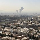 Una columna de humo sobre Teherán