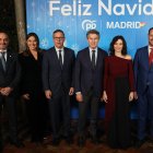 (Foto de ARCHIVO)
(I-D) El alcalde de Móstoles, Manuel Bautista; la vicesecretaria de organización del PP de Madrid, Ana Millán; el secretario general del PP Madrid, Alfonso Serrano; el presidente del Partido Popular; Alberto Nuñez Feijóo; la presidenta de la Comunidad de Madrid, Isabel Díaz Ayuso; el portavoz del PP de Alcorcón, Roberto Marín; y el alcalde de Madrid, José Luis Martínez-Almeida; posan durante la cena de navidad del PP de Madrid, en la Finca La Alquería, a 15 de diciembre de 2025, en Alcorcón, Madrid (España).

Alejandro Martínez Vélez / Europa Press
15 DICIEMBRE 2025;PP;PARTIDO POPULAR;MADRID;AYUSO;FEIJÓO;CENA;NAVIDAD
15/12/2025
