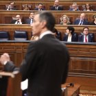 El presidente del Gobierno, Pedro Sánchez, interviene en el Congreso con Feijóo, Ester Muñoz y otros miembros del PP al fondo.