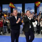 El presidente del PP, Alberto Núñez Feijóo, y sus barones territoriales felicitaron a Alfonso Fernández Mañueco por su triunfo en CyL