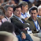 Alberto Núñez Feijóo junto a los presidentes de Castilla y León, Alfonso Fernández Mañueco, y el presidente de Andalucía, Juanma Moreno.